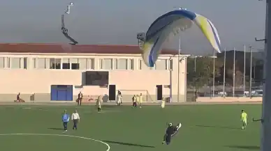 Amatör maça havadan sürpriz! Paraşüt sporcusu sahaya indi