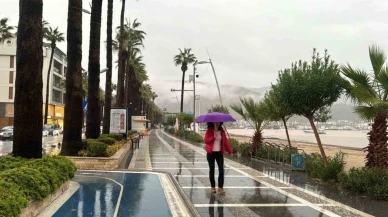 Marmaris'te sağanak yağış hayatı olumsuz etkiledi