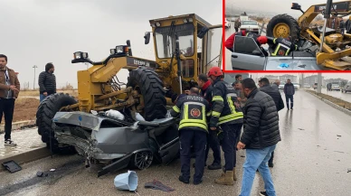 Elazığ'da feci kaza: Otomobil greyderle çarpıştı, 1 kişi hayatını kaybetti