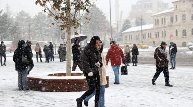 Sivas’ta kar yağışı şehri beyaza bürüdü: Ulaşım için uyarı!