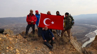 Dünya Dağ Günü kutlaması: Iğdırlı dağcılar sınırda zirveye tırmandı