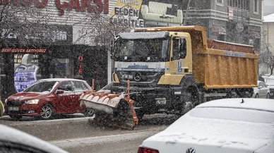 Erzurum ve Ardahan'da etkili olan yağış nedeniyle yollar kapandı