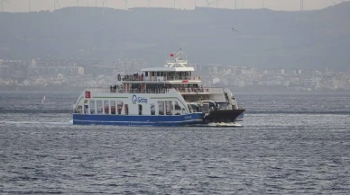 Çanakkale'de etkili olan fırtına feribot seferlerini etkiledi