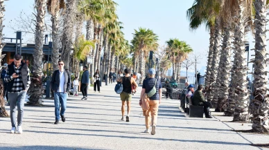 Antalya sahillerinde güneşli hava sahilleri doldurdu!