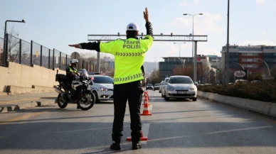 Asker konvoyu yaparak trafiği aksatan 5 sürücüye ceza yağdı