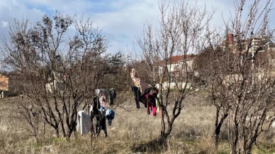 Eskişehir’de ağaca asılı olan elbiseler görenleri şaşkına çevirdi!