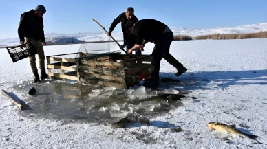 Gümüşhane’de Eskimo usulü balık avı: Donan gölde motorlu testereyle buz kestiler