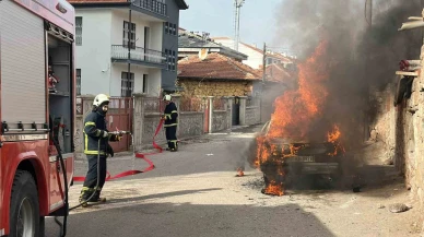 Aksaray’da park halindeki araç alevler içinde kaldı