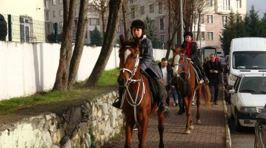 Safranbolu’da iki kardeş atlarla karne almaya geldi