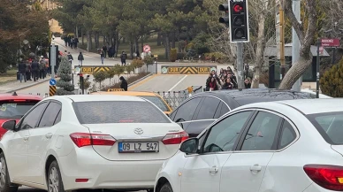 Anıtkabir çevresinde görsel şölen: Vatandaşlar 'Ay yıldızlı' trafik ışıkları için aracından indi!