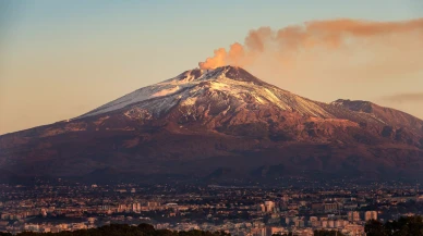 Etna Yanardağı'nda lav akışı yeniden başladı