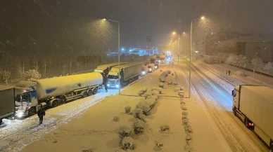 Karadeniz Sahil Yolu'nda tır kazası: Trabzon-Giresun yolu ulaşıma kapandı