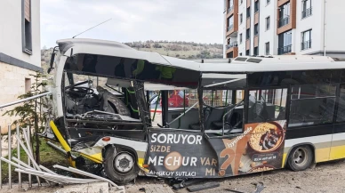 Bursa'da halk otobüsü site bahçesine düştü! 1 ağır yaralı