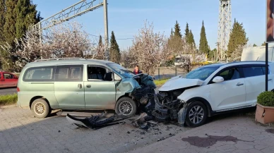 Karamürsel'de korkutan kaza! İki araç kafa kafaya çarpıştı: 2 yaralı