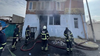 Küle dönen evini gözyaşlarıyla izledi!