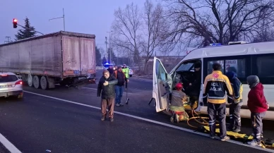 Düzce'de feci kaza: Tır ile minibüs çarpıştı!