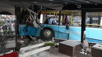 Antalya'da halk otobüsü kafeye daldı!