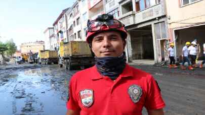 Bozkurt’taki selde kuyumcuların balçıkta kaybolan altınları polis tarafından dedektörle arandı