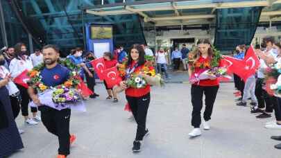 Dünya Gençler Güreş Şampiyonası’nda madalya kazanan milli güreşçi Erzincan’da coşkuyla karşılandı