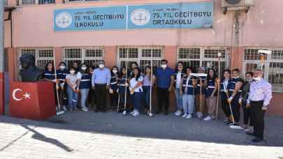 Şırnak’ta boya badana eğitimi gören 12 kadın köy okullarını boyuyor