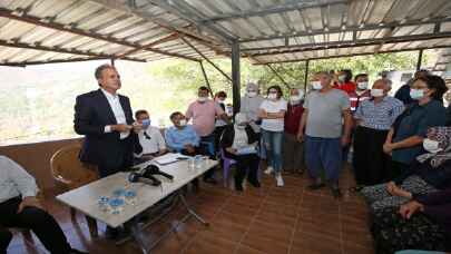 AK Parti’li Ömer Çelik, Adana’daki orman yangınından etkilenenlerle bir araya geldi: