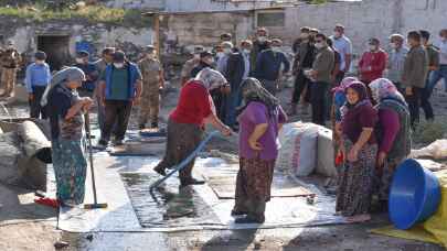 Kars Valisi Türker Öksüz selden etkilenen köyde incelemelerde bulundu