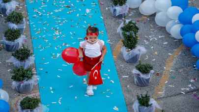 İzmir’de yüz yüze eğitim için okulla buluşan öğrenciler coşkuyla karşılandı