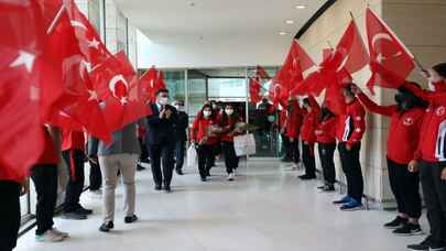 Olimpiyat şampiyonu Golbol Kadın Milli Takımı Ankara’da çiçeklerle karşılandı