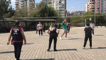 Adana’da polis, öğrencilerle voleybol oynayıp, okul çevrelerinde denetim yaptı