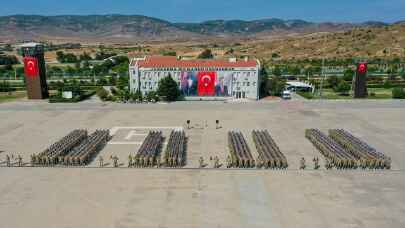 ”Terörle mücadele” için yemin eden jandarma komandolar göreve hazır