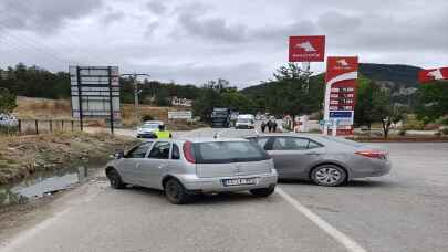 Bolu’da iki otomobilin çarpışma