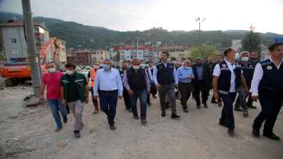 Çevre ve Şehircilik Bakanı Kurum, sel felaketinin yaşandığı Bozkurt’ta incelemelerde bulundu