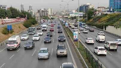 Sabah saatlerinde yoğunlaşan trafik, sürücüyü çileden çıkarttı