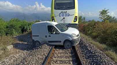 Hatay’da yük treni hafif ticari araca çarptı: 2 yaralı