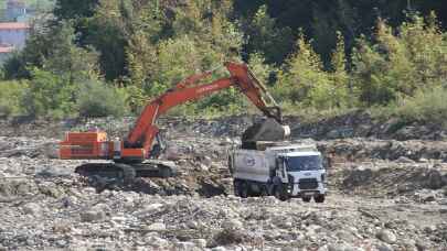 Ayancık’ta ev ve iş yerlerinden 16 milyon metreküp çamur ve su tahliyesi yapıldı