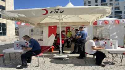 Edirne’de polisler Türk Kızılaya destek vermek için sıraya girdi