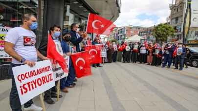 Vanlı aileler çocuklarına kavuşmak için HDP İl Başkanlığı önünde eylemlerini sürdürdü