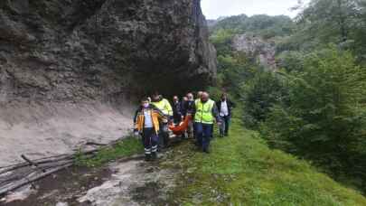 Ordu’da hastalanan kişi sedyede 2 kilometre taşınarak ambulansa alındı