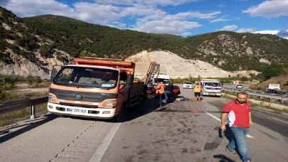 Tokat’ta kamyona arkadan çarpan otomobildeki kadın hayatını kaybetti, 2 kişi yaralandı