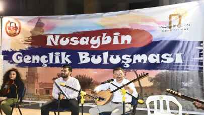 ”Gençlik Buluşması”na katılan Nusaybin Kaymakamı saz çaldı, türkü söyledi