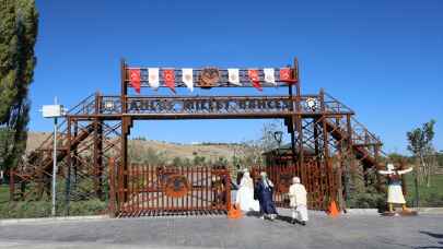 Bitlis’te içinde han otağı bulunan millet bahçesi yoğun ilgi görüyor