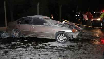 İzmir’de bariyere çarpan otomobil alev aldı