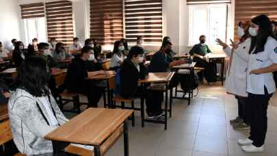 Sağlık meslek lisesi öğrencileri okullarda aşının önemini anlatıyor