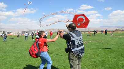 Hakkari’deki şenlikte polisler öğrencilerle uçurtma uçurdu