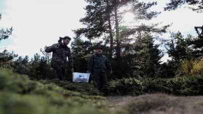 Bakan Varank vahşi yaşam fotoğrafçısı Doğanay Vural ile kızıl geyikleri gözlemledi