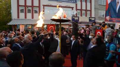 Muş’un Sungu beldesinde doğal gaz meşalesi yakıldı