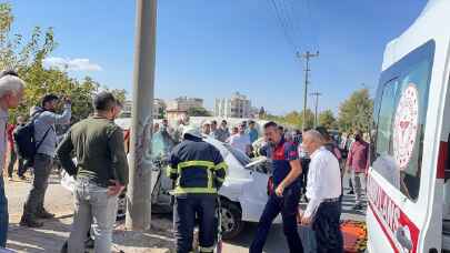 Adıyaman’da direğe çarpan otomobilin çocuk sürücüsü ağır yaralandı