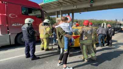 Avcılar’daki trafik kazasında iki araç aynı gişede sıkıştı 