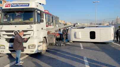 Beylikdüzü’nde tıra çarpan servis minibüsünde can kaybı