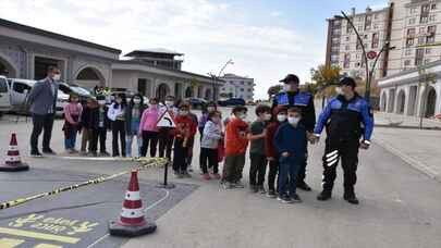 Şırnak’ta ilkokul öğrencileri ”Mobil Trafik Eğitim Tırı”nda eğitim aldı